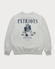 Load image into Gallery viewer, L&amp;L – NFL Classics Patriots  – ’96 Box Sweater gray
