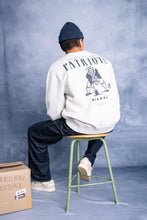 Load image into Gallery viewer, L&amp;L – NFL Classics Patriots  – ’96 Box Sweater gray
