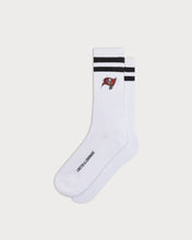 Load image into Gallery viewer, L&amp;L – NFL Classics Buccaneers Stripes – ’90 Sport Socks white
