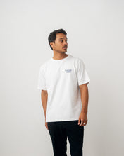Load image into Gallery viewer, L&amp;L – Snoopy Backyard Series – &#39;94 Campus T-Shirt white
