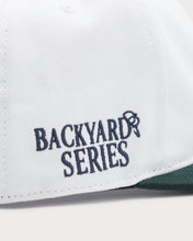 Load image into Gallery viewer, L&amp;L – Snoopy Backyard Series – &#39;98 Team Snapback white/green
