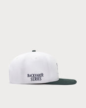 Load image into Gallery viewer, L&amp;L – Snoopy Backyard Series – &#39;98 Team Snapback white/green

