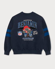 Load image into Gallery viewer, L&amp;L – NFL Benjamin als Footballer – ’96 Box Sweater navy
