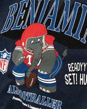 Load image into Gallery viewer, L&amp;L – NFL Benjamin als Footballer – ’96 Box Sweater navy
