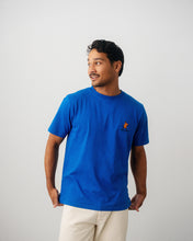 Load image into Gallery viewer, L&amp;L – Maus Läuft – &#39;94 Campus T-Shirt blue
