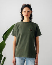 Load image into Gallery viewer, L&amp;L – Maulwurf Flowers – &#39;94 Campus T-Shirt - green
