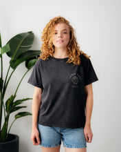Lade das Bild in den Galerie-Viewer, L&amp;L – Maus Roses – &#39;89 Band T-Shirt black
