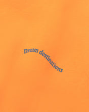Lade das Bild in den Galerie-Viewer, L&amp;L – Snoopy Dream Destinations – &#39;94 Campus T-Shirt orange

