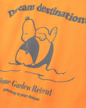 Lade das Bild in den Galerie-Viewer, L&amp;L – Snoopy Dream Destinations – &#39;94 Campus T-Shirt orange
