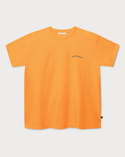 Lade das Bild in den Galerie-Viewer, L&amp;L – Snoopy Dream Destinations – &#39;94 Campus T-Shirt orange
