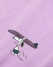 Lade das Bild in den Galerie-Viewer, L&amp;L – Snoopy Surf’s Up – &#39;94 Campus T-Shirt purple
