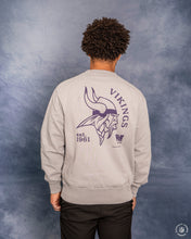 Load image into Gallery viewer, L&amp;L – NFL Classics Vikings – ’96 Box Sweater gray
