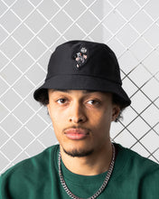 Load image into Gallery viewer, L&amp;L – Maulwurf Fussball – &#39;82 Fan Bucket Hat black
