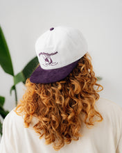 Lade das Bild in den Galerie-Viewer, L&amp;L – Snoopy Dream Destinations – &#39;15 Merch Cap white/purple
