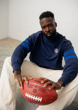 Load image into Gallery viewer, L&amp;L – NFL Benjamin als Footballer – ’96 Box Sweater navy
